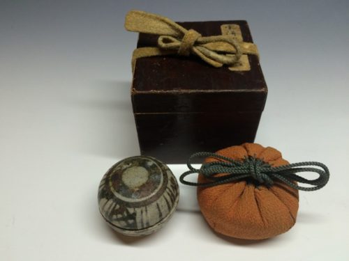 宋胡録鉄釉盒子(見立て香合)